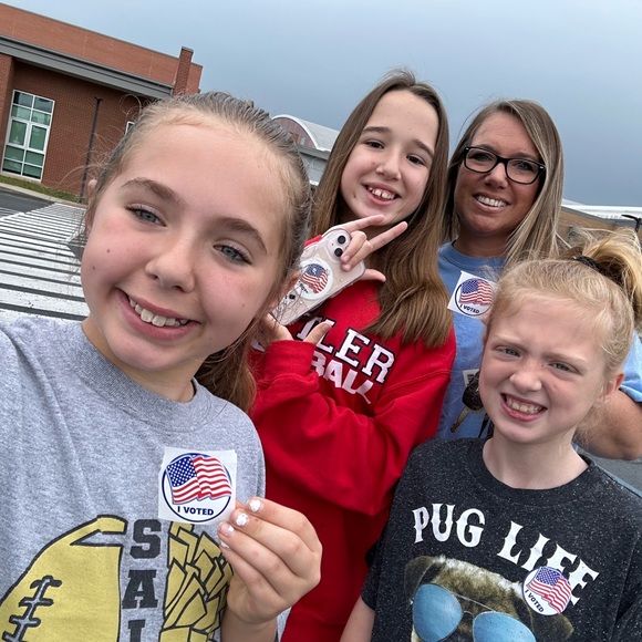 Meet your Posher, Melissa - Picture 2 of 3